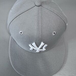 New Era NY Yankees size 7 Gray Fitted Cap 59FIFTY